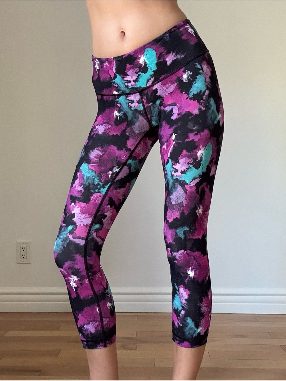 Lululemon capri leggings in vibrant watercolor print in size small
